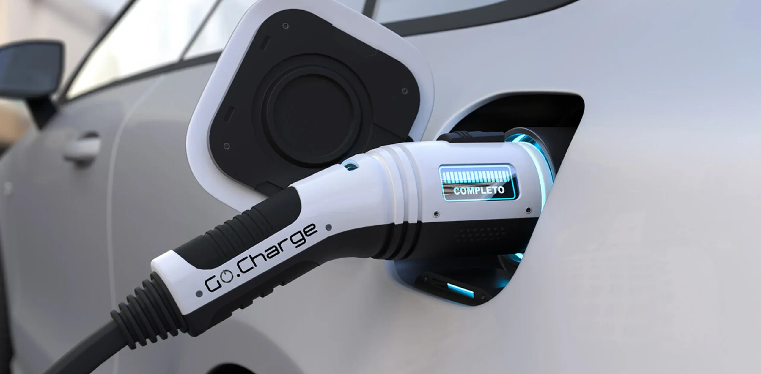 Conector Go.Charge ligado à tomada de um carro elétrico, com o visor a indicar carga completa